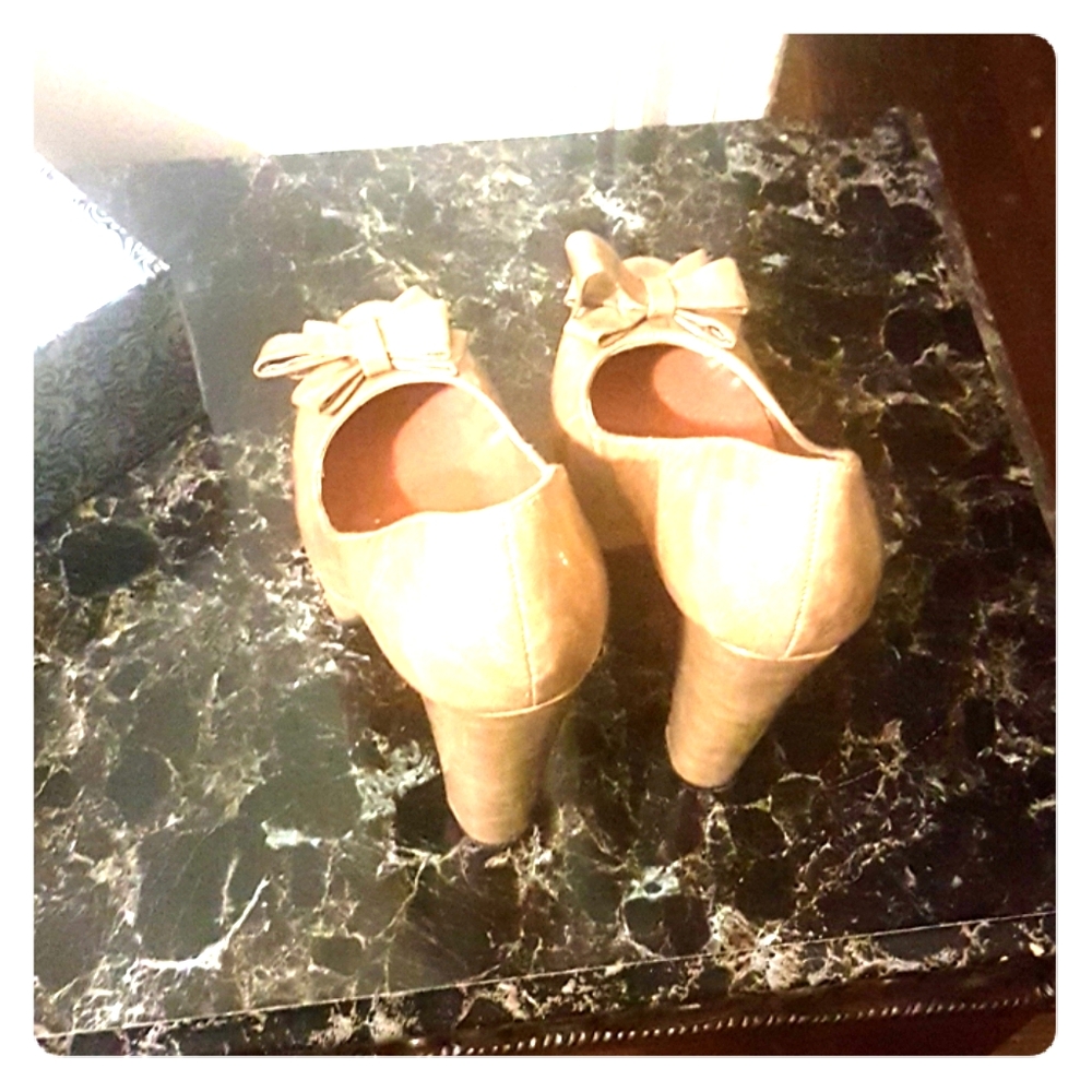 Beautiful heeled shoes with bow on the top.